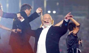 Διονύσης Σαββόπουλος: Η αξέχαστη εμφάνιση στην τελετή λήξης των Ολυμπιακών Αγώνων του 2004, vid