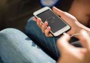 Ένας λόγος να μην αφήνετε τον φορτιστή κινητού στην πρίζα! Ανατριχιαστικό βίντεο έγινε viral 