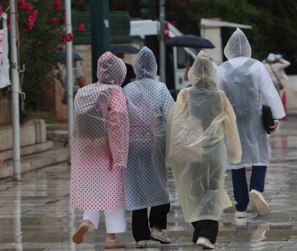 Καιρός σήμερα: Βροχές, ισχυροί άνεμοι και πτώση της θερμοκρασίας – Πότε αναμένεται βελτίωση