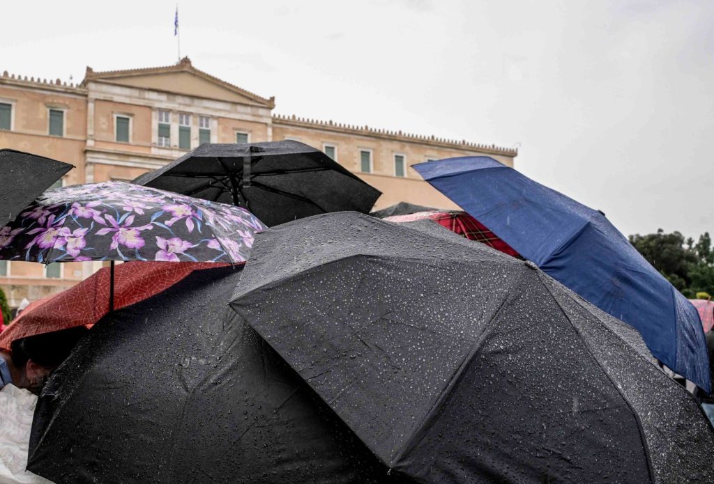 Φθινοπωρινός και σήμερα ο καιρός με βροχές και καταιγίδες – Πότε ανεβαίνει η θερμοκρασία