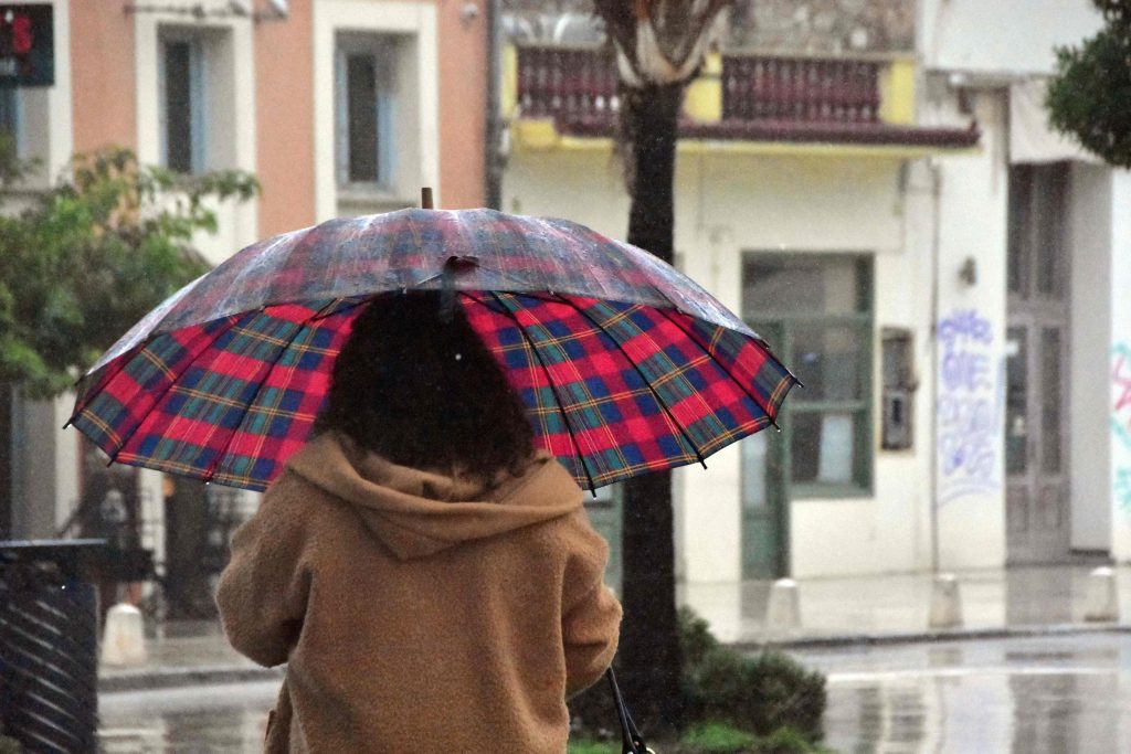 Καιρός: Διήμερο με βροχές και καταιγίδες πριν το «μίνι καλοκαίρι» το Σαββατοκύριακο