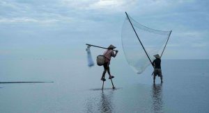 Ο πρωτότυπος τρόπος που βρήκαν στην Αιθιοπία για να αποφεύγουν τα φίδια,vid