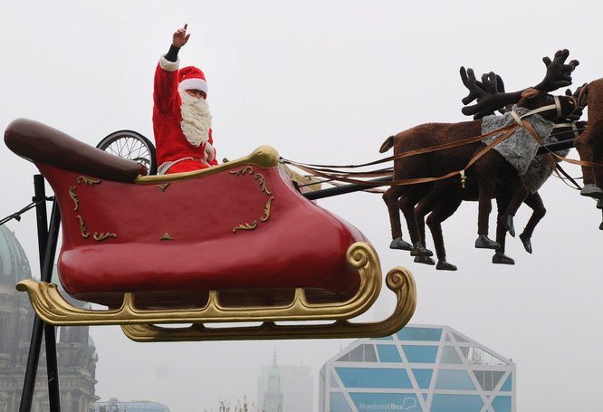 Σουρεαλιστικό βίντεο: Άγιος Βασίλης, Μίκι Μάους και Spider Man γρονθοκοπιούνται!