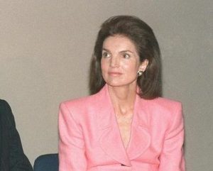 Το βιολετί παλτό της Τζάκι Κένεντι Ωνάση από τη βραδιά των εκλογών του 1960 θα πωληθεί σε δημοπρασία