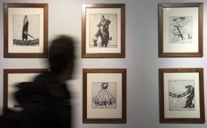 Απίστευτο βίντεο: Πολιτικός από τη Σαρδηνία σκοντάφτει και σπάει με το κεφάλι ανεκτίμητο βιτρό