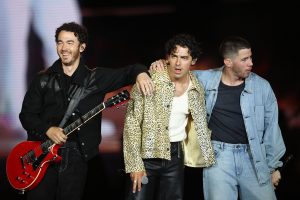 Οι Jonas Brothers στην παγκόσμια πρεμιέρα της ταινίας «A Very Jonas Christmas Movie» στη Νέα Υόρκη