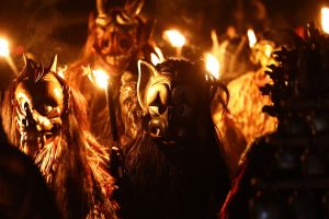 Krampus Show: Η πιο τρομακτική παρέλαση της Πράγας με 200 δαιμονικές φιγούρες, vid