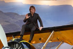 Αμερικανίδα YouTuber αναδημιουργεί το επικίνδυνο κόλπο του Τομ Κρουζ με το αεροπλάνο, vid