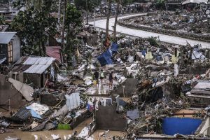 Ο τυφώνας Καλμάγκι στοιχίζει τη ζωή σε 5 ανθρώπους στο Βιετνάμ, vid
