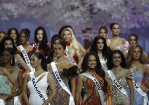 Με μήνυμα και ντυμένη ως «Νίκη της Σαμοθράκης» η Ελληνίδα στον διαγωνισμό Μις Υφήλιος, vid