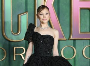 Ινφλουένσερ σόκαρε την Αριάνα Γκράντε στη Σιγκαπούρη – Κυριολεκτικά την “άρπαξε”, vid