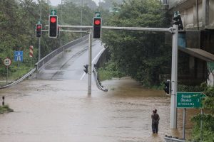 Σρι Λάνκα: Οι νεκροί από τον κυκλώνα Ντίτβα έφθασαν τους 212 – “Έχουμε μόνο τα ρούχα που φοράμε”, vid