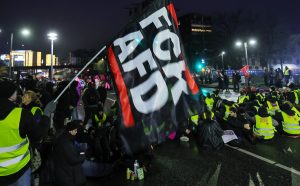 Σοκ στη Γερμανία από επίθεση του όχλου σε βουλευτή της Δεξιάς – Στους δρόμους οι διεθνιστές, vid