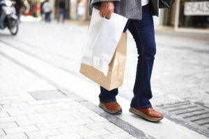 Σε εορταστικούς ρυθμούς η αγορά: Σε… εκτόνωση της πίεσης ποντάρουν οι έμποροι