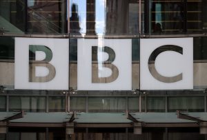 Μαίνεται ο πόλεμος Τραμπ-BBC και οδεύει προς τις δικαστικές αίθουσες