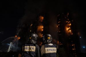 Πύρινη κόλαση στους ουρανοξύστες του Χονγκ Κονγκ: 36 νεκροί και εκατοντάδες αγνοούμενοι – Συγκλονιστικές εικόνες