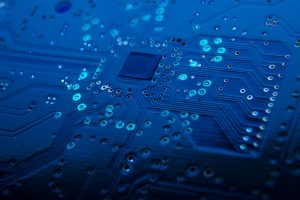 Τραμπ: Πρέπει να εκπαιδεύσουμε Αμερικανούς να παράγουν chip, vid