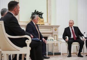 Μέχρι την… εξώπορτα του Κρεμλίνου συνόδευσε τον Όρμπαν ο Πούτιν, vid