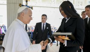 Η Ναόμι Κάμπελ συνάντησε τον Πάπα στο Βατικανό – Το δώρο που τον άφησε άφωνο