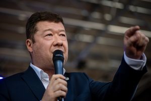 «Πρώτα η Τσεχία»! Κατέβηκε η ουκρανική σημαία από το κτίριο του κοινοβουλίου της χώρας, vid