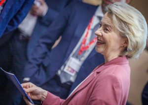 Στυγνός εκβιασμός Φον ντερ Λάιεν στα κράτη της Ε.Ε. για νέα δις στην Ουκρανία: «Έχετε τρεις επιλογές»