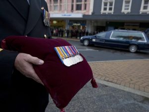 Συγκλονιστικό ΒΙΝΤΕΟ: Βετεράνος του Β’Π.Π. λυγίζει για την σαπίλα της Δύσης: «Δεν άξιζε τον κόπο η θυσία μας»