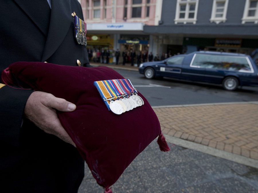 Συγκλονιστικό ΒΙΝΤΕΟ: Βετεράνος του Β’Π.Π. λυγίζει για την σαπίλα της Δύσης: «Δεν άξιζε τον κόπο η θυσία μας»