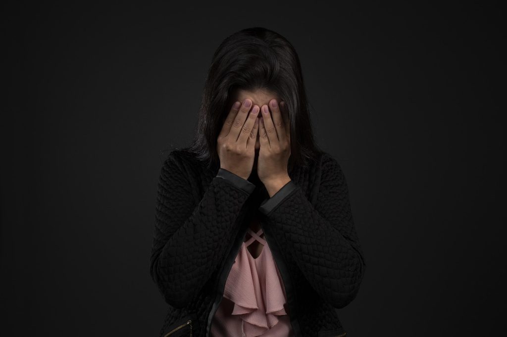 Σοκ στο Μενίδι: 14χρονη πήγε στην αστυνομία με έμβρυο σε σακούλα – Την ξυλοκόπησε η μητέρα της και απέβαλε