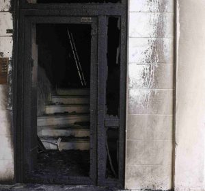 Θεσσαλονίκη: Εμπρηστική επίθεση με γκαζάκια σε πολυκατοικία στην Καλαμαριά