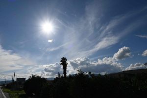 Καιρός σήμερα: Κοκτέιλ με σκόνη, ισχυρούς νοτιάδες έως 8 μποφόρ στο Αιγαίο και υψηλές θερμοκρασίες