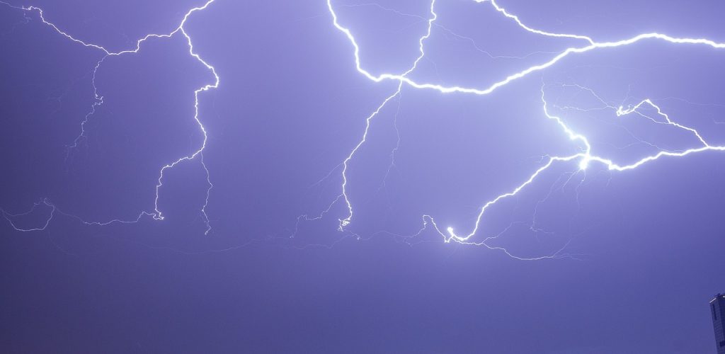 Η «Adel» στην Αττική: Εντυπωσιακές και σπάνιες εικόνες από τον ανάποδο κεραυνό και το shelf cloud