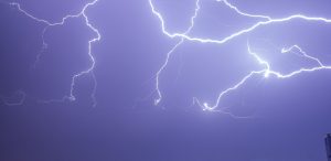 Η «Adel» στην Αττική: Εντυπωσιακές και σπάνιες εικόνες από τον ανάποδο κεραυνό και το shelf cloud