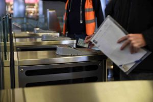 Μπαράζ ελέγχων εισιτηρίων σε λεωφορεία και Μετρό – Πάνω από 2 εκατ. οι ανέπαφες πληρωμές τον Σεπτέμβριο