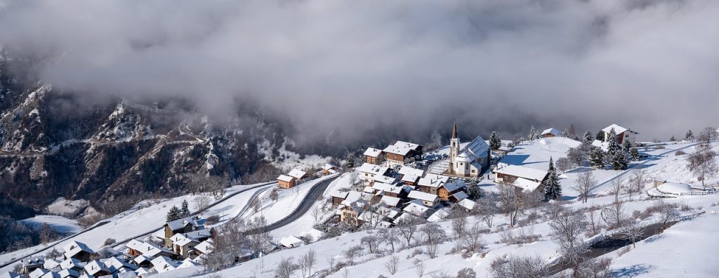 Σφοδρή κακοκαιρία σαρώνει τη Βόρεια Ιταλία – Χιονόπτωση – ρεκόρ έθαψε τα σπίτια κάτω από 3 μέτρα χιόνι στο Πράτο Νεβόσο, vid