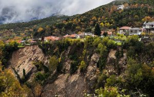 Καιρός: Μεγάλη κατολίσθηση απειλεί οικισμό στα Τζουμέρκα, σπίτια έτοιμα να καταρρεύσουν – Δείτε εικόνες