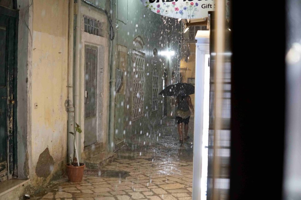 Κέρκυρα: Καταιγίδες πλήττουν το νησί – Κατέρρευσε τοιχίο και καταπλάκωσε αυτοκίνητα