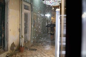 Η κακοκαιρία σφυροκοπά Κέρκυρα και Ήπειρο:  Ξεριζώθηκαν δέντρα, κατολισθήσεις και προβλήματα στην ηλεκτροδότηση