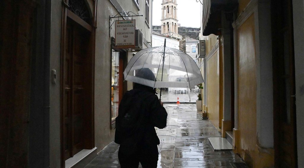 Καιρός: Ισχυρές βροχές και καταιγίδες με θυελλώδεις νοτιάδες 8 μποφόρ – Ποιες περιοχές θα επηρεαστούν