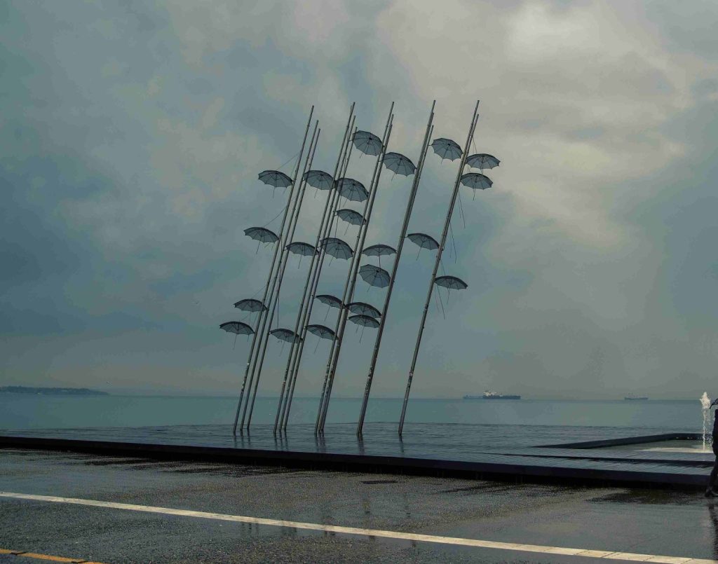 Καιρός: Συνεχίζεται η κακοκαιρία με βροχές και καταιγίδες – Πού θα πέσουν τα πρώτα χιόνια