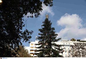 Και επίσημα στο πνεύμα των γιορτών οι Αθηναίοι: Ανάβει αύριο το χριστουγεννιάτικο δέντρο