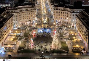 Τα γιορτινά της φόρεσε η Θεσσαλονίκη: Στην πλ. Αριστοτέλους το ύψους 18 μέτρων έλατο, vid