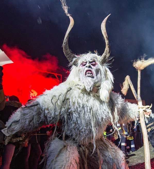 Στη Βαυαρία ντύνονται με μάσκες δαιμόνων και μαγισσών…για να διώξουν το κακό! vid