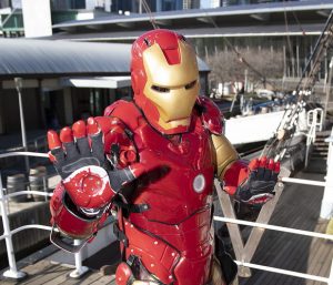 Viral o “Iron Man” εστιάτορας στην Κίνα: Έφτιαξε στολή ρομπότ…και παραδίδει φαγητό! vid