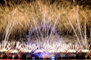 Ο πλανήτης καλωσόρισε το 2026 με φαντασμαγορικά σόου και πυροτεχνήματα! vid