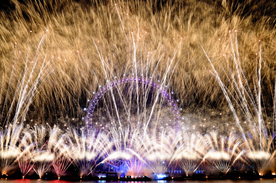 Ο πλανήτης καλωσόρισε το 2026 με φαντασμαγορικά σόου και πυροτεχνήματα! vid