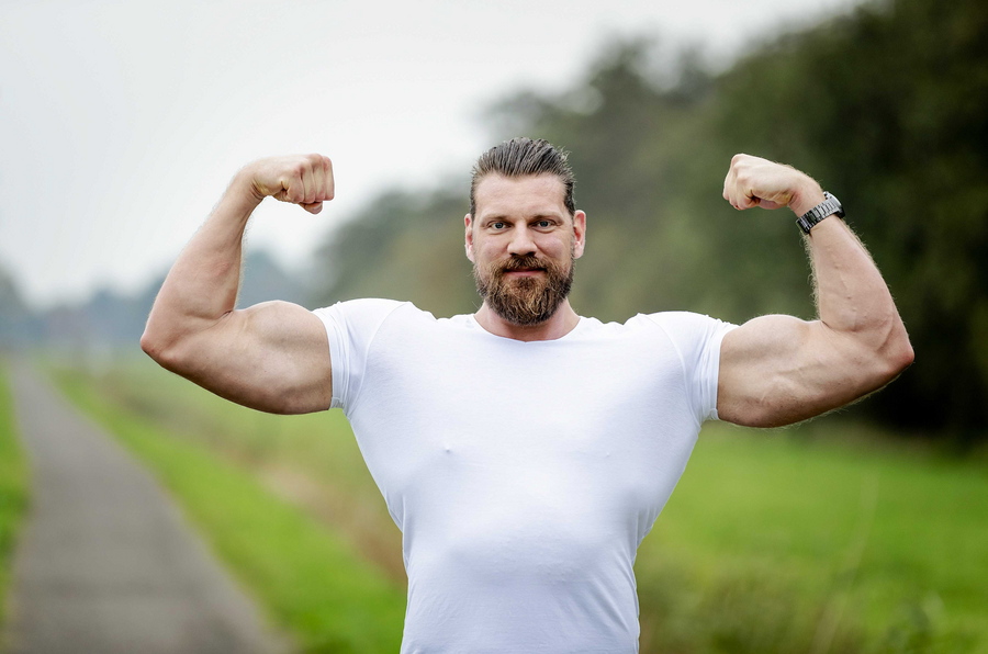 «Ολλανδός Γίγαντας»…«αναμετρήθηκε» με τον ψηλότερο άνθρωπο όλων των εποχών! 2,72 μέτρα, vid