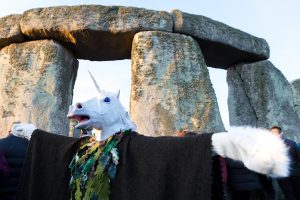 Χιλιάδες ντυμένοι με στολές…γιόρτασαν το χειμερινό ηλιοστάσιο στο Στόουνχεντζ, vid