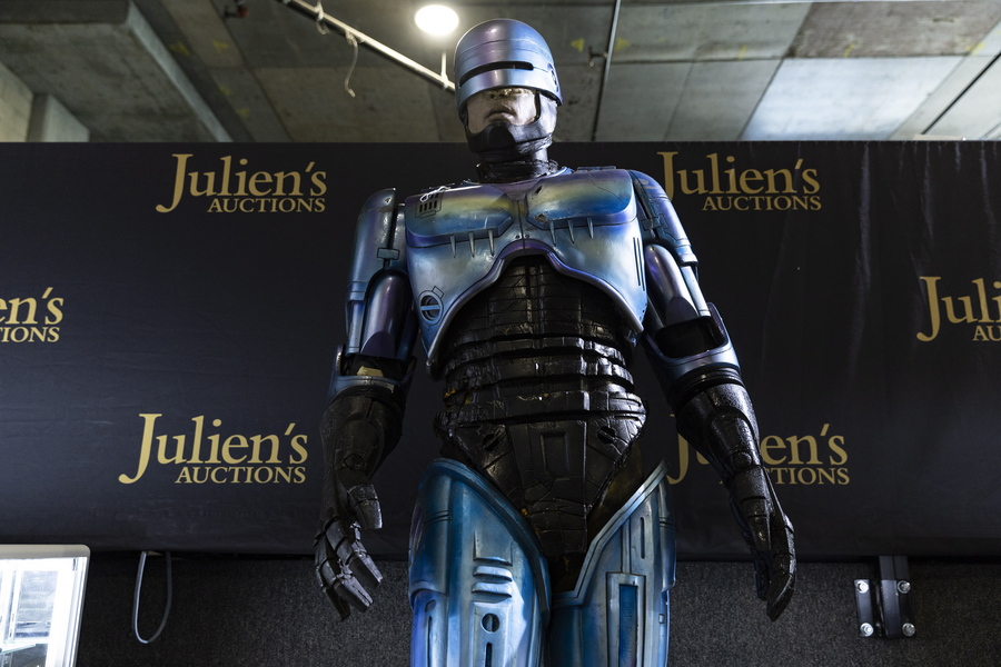 Έφτιαξαν το χάλκινο άγαλμα του RoboCop στο Ντιτρόιτ μετά από σχεδόν 15 χρόνια – Δείτε βίντεο