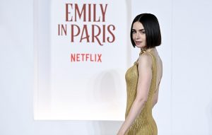 «Emily in Paris»: Το επίσημο τρέιλερ της 5ης σεζόν με την Lily Collins στη Ρώμη, vid