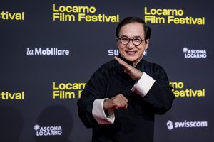 Ο Τζάκι Τσαν μεταφέρει την Ολυμπιακή Φλόγα μέσα από τα ερείπια της Πομπηίας, vid